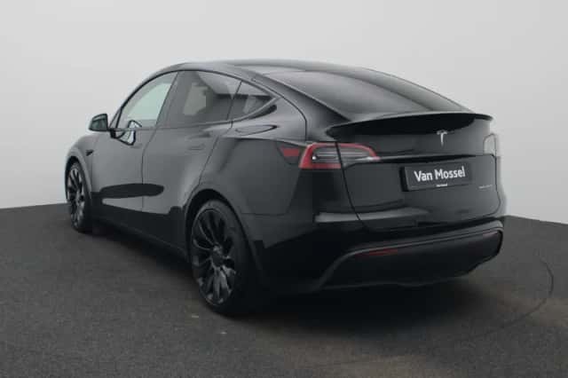 Tesla Model Y (2022) thumbnail 2