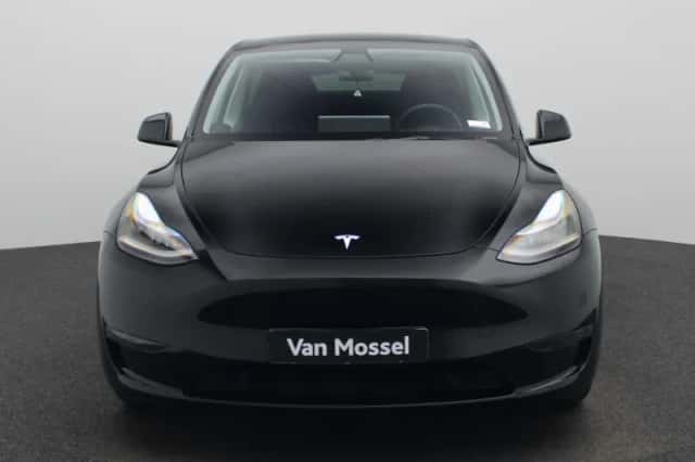 Tesla Model Y (2022) thumbnail 3