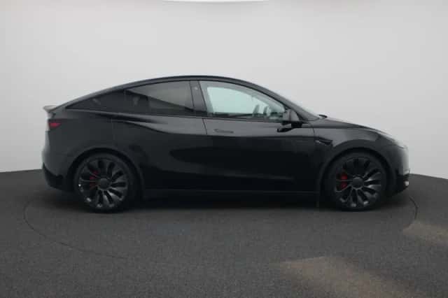Tesla Model Y (2022) thumbnail 6