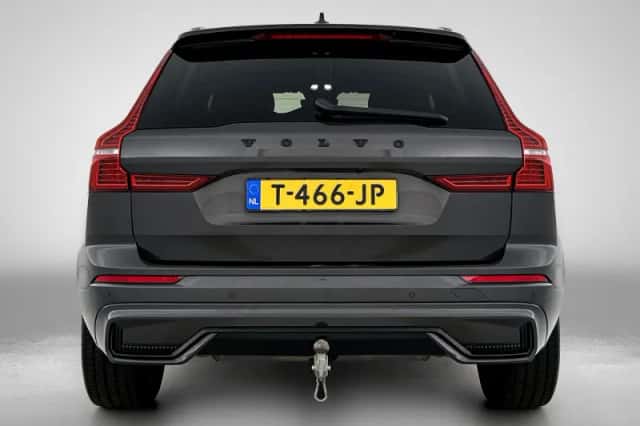 Volvo XC60 (2022) thumbnail 3