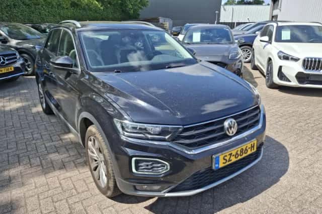 Volkswagen T-Roc (2018) thumbnail 3