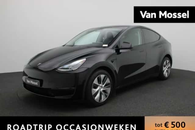 Tesla Model Y (2023) thumbnail 1