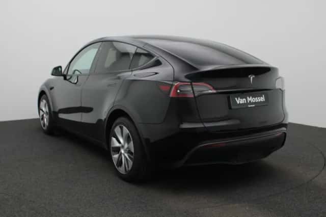 Tesla Model Y (2023) thumbnail 2