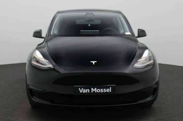 Tesla Model Y (2023) thumbnail 3