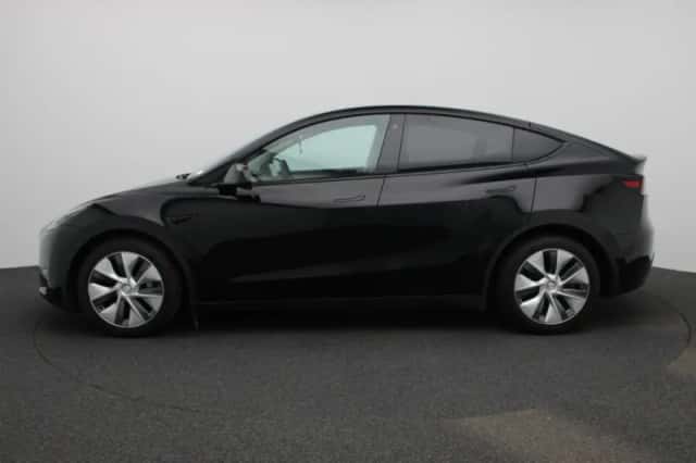 Tesla Model Y (2023) thumbnail 4