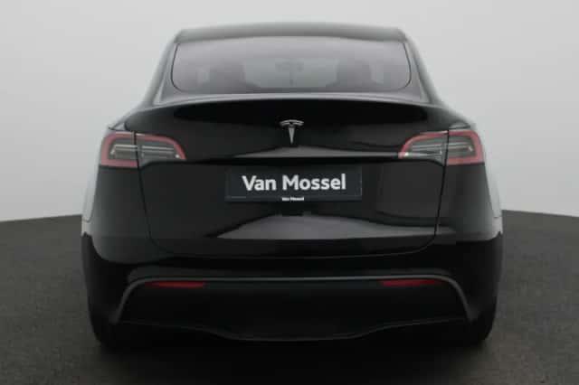 Tesla Model Y (2023) thumbnail 5