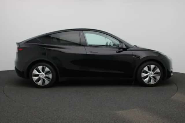 Tesla Model Y (2023) thumbnail 6