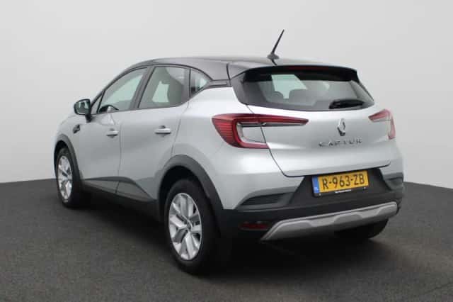 Renault Captur (2022) thumbnail 2