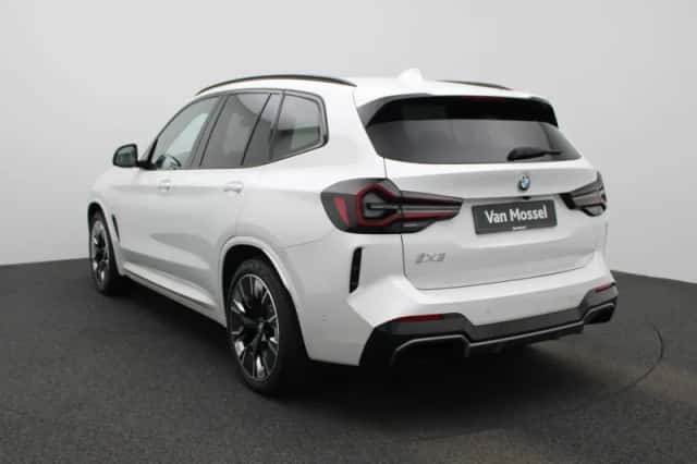BMW iX3 (2024) thumbnail 2