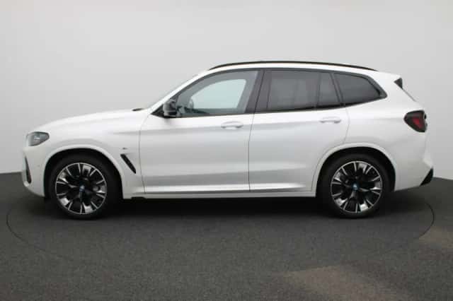 BMW iX3 (2024) thumbnail 4