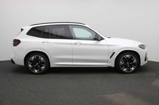 BMW iX3 (2024) thumbnail 6
