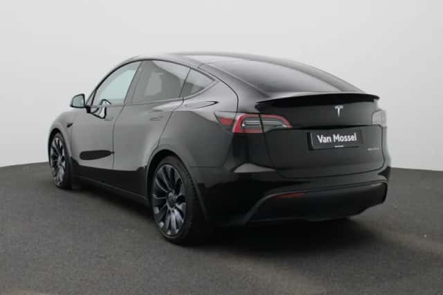 Tesla Model Y (2023) thumbnail 2