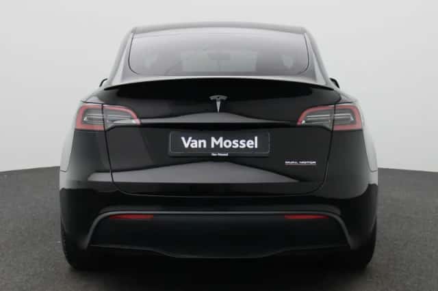 Tesla Model Y (2023) thumbnail 5