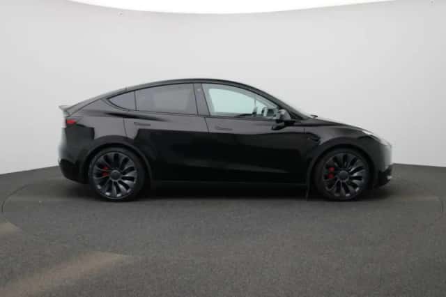 Tesla Model Y (2023) thumbnail 6