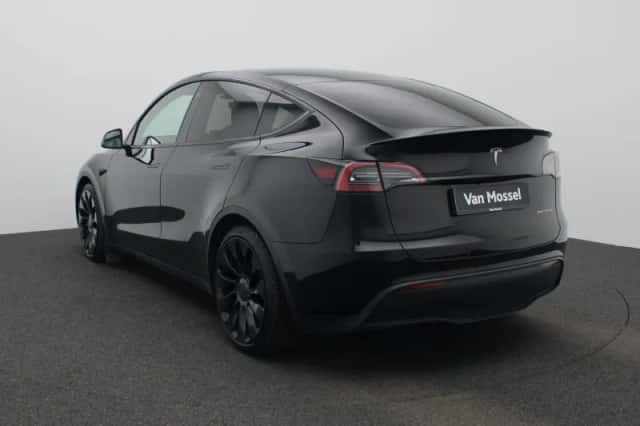 Tesla Model Y (2022) thumbnail 2