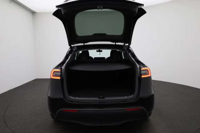 Tesla Model Y (2022) thumbnail 11