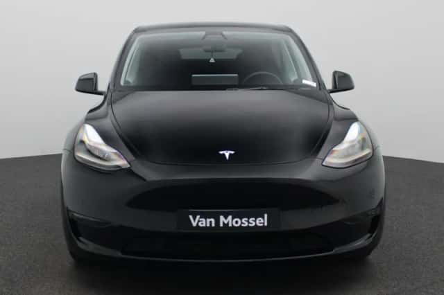 Tesla Model Y (2022) thumbnail 3