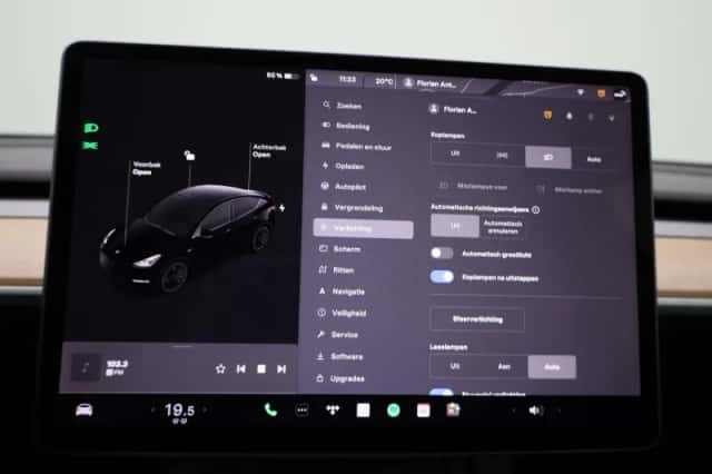 Tesla Model Y (2022) thumbnail 23