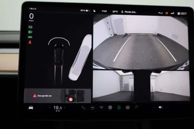 Tesla Model Y (2022) thumbnail 26