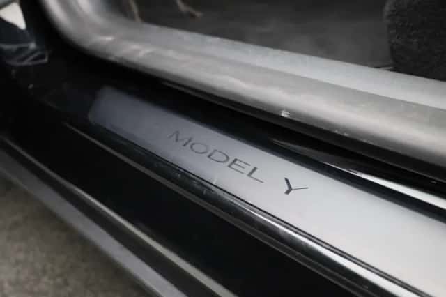 Tesla Model Y (2022) thumbnail 30