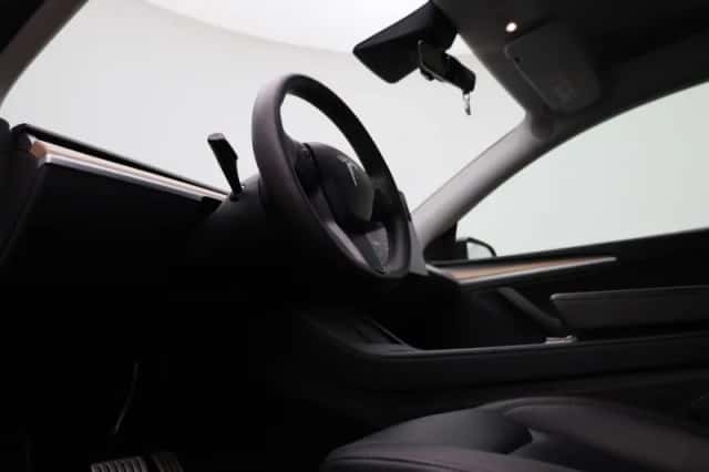 Tesla Model Y (2022) thumbnail 32
