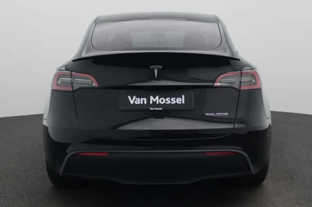 Tesla Model Y (2022) thumbnail 5