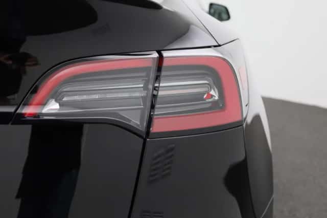Tesla Model Y (2022) thumbnail 42