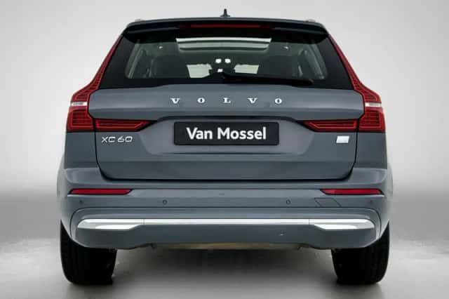 Volvo XC60 (2023) thumbnail 3