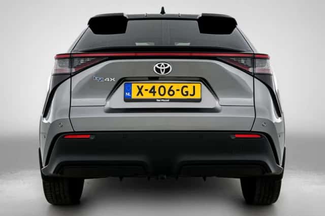 Toyota bZ4X (2023) thumbnail 3