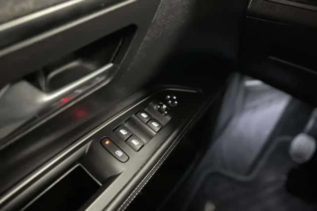 Peugeot 5008 (2018) thumbnail 24