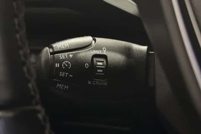 Peugeot 5008 (2018) thumbnail 25