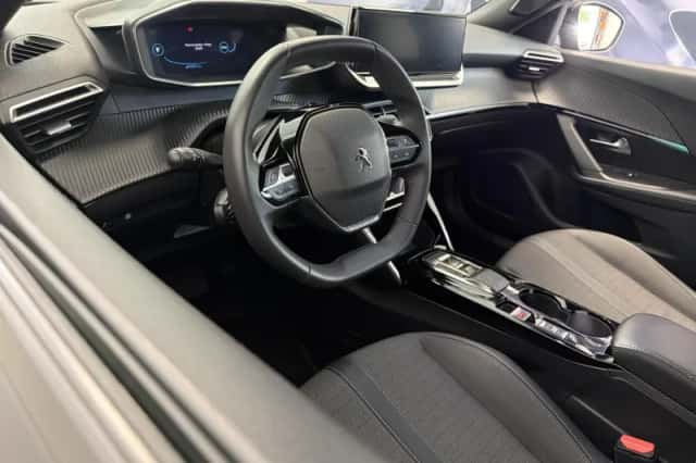 Peugeot e-2008 (2023) thumbnail 6