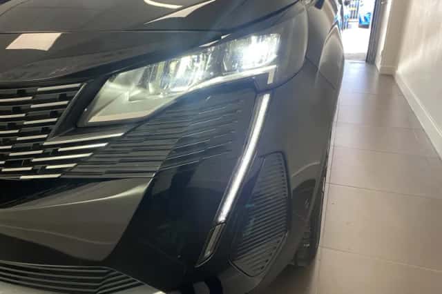 Peugeot 3008 (2023) thumbnail 3