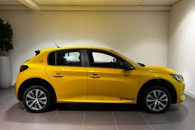 Peugeot e-208 (2023) thumbnail 4