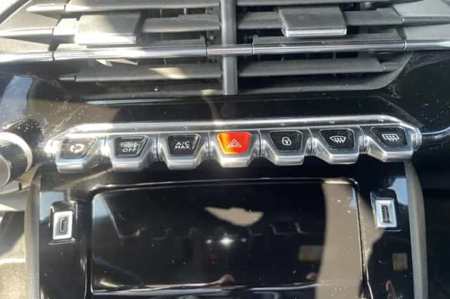 Peugeot 2008 (2020) thumbnail 18
