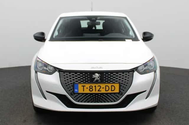 Peugeot e-208 (2023) thumbnail 4