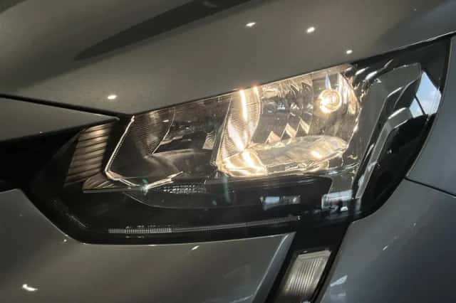 Peugeot e-208 (2023) thumbnail 4