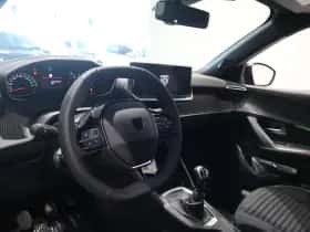 Peugeot 2008 (2024) thumbnail 4