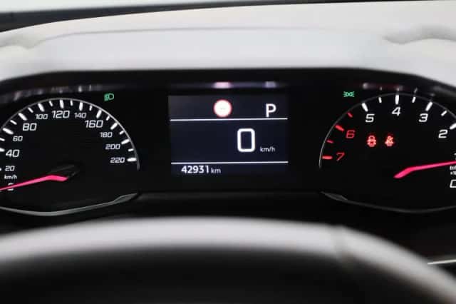 Peugeot 2008 (2023) thumbnail 9