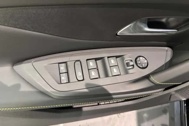Peugeot e-308 (2025) thumbnail 1