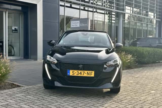 Peugeot e-208 (2023) thumbnail 3