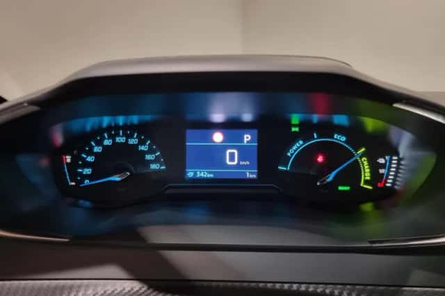 Peugeot e-208 (2023) thumbnail 4