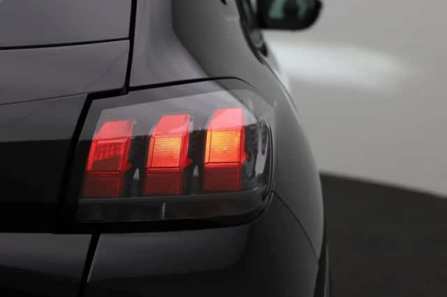 Peugeot e-208 (2023) thumbnail 3