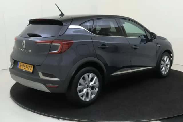 Renault Captur (2022) thumbnail 4
