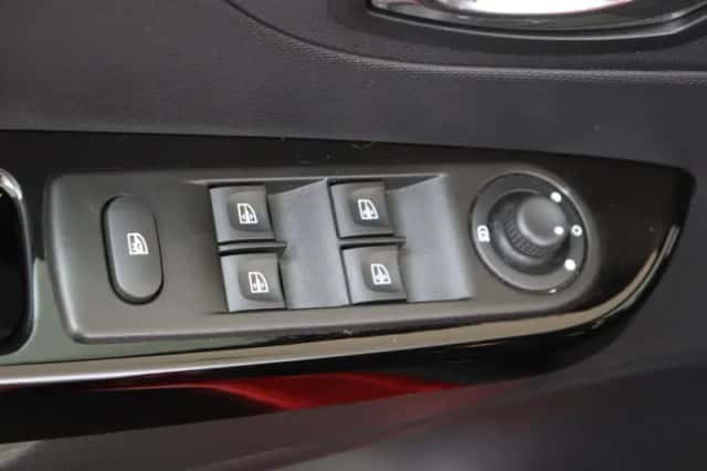 Renault Captur (2015) thumbnail 24