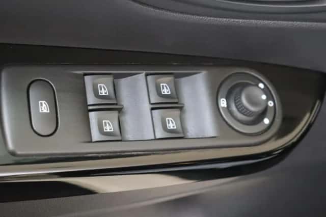 Renault Captur (2016) thumbnail 24