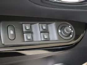 Renault Captur (2016) thumbnail 24