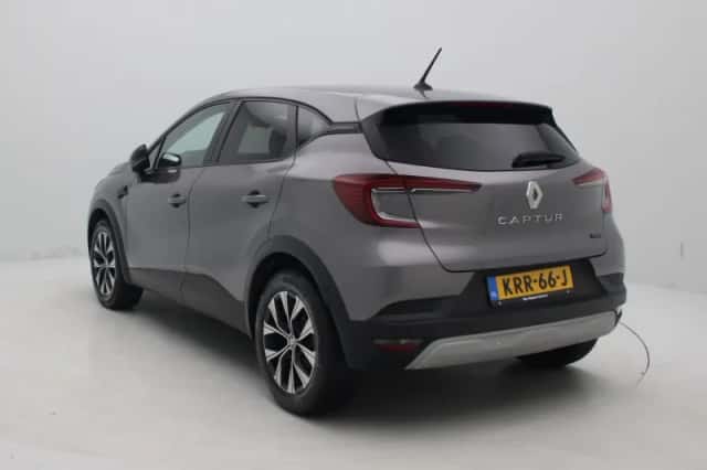 Renault Captur (2023) thumbnail 2