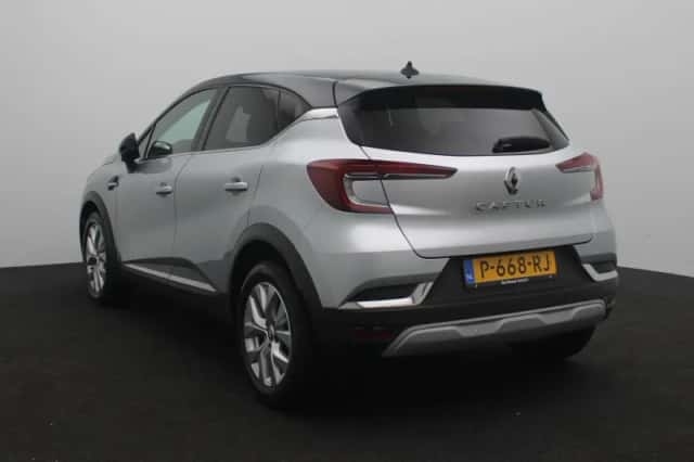 Renault Captur (2022) thumbnail 2