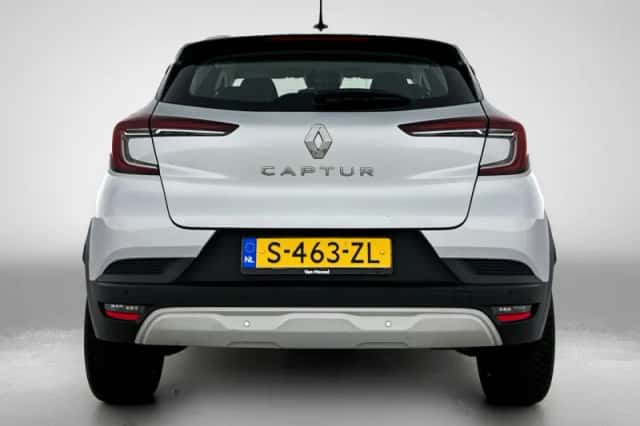 Renault Captur (2023) thumbnail 3